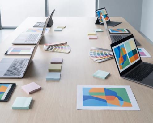 Marketing workspace with abstract campaign mockups and a mirrored right-to-left ad layout